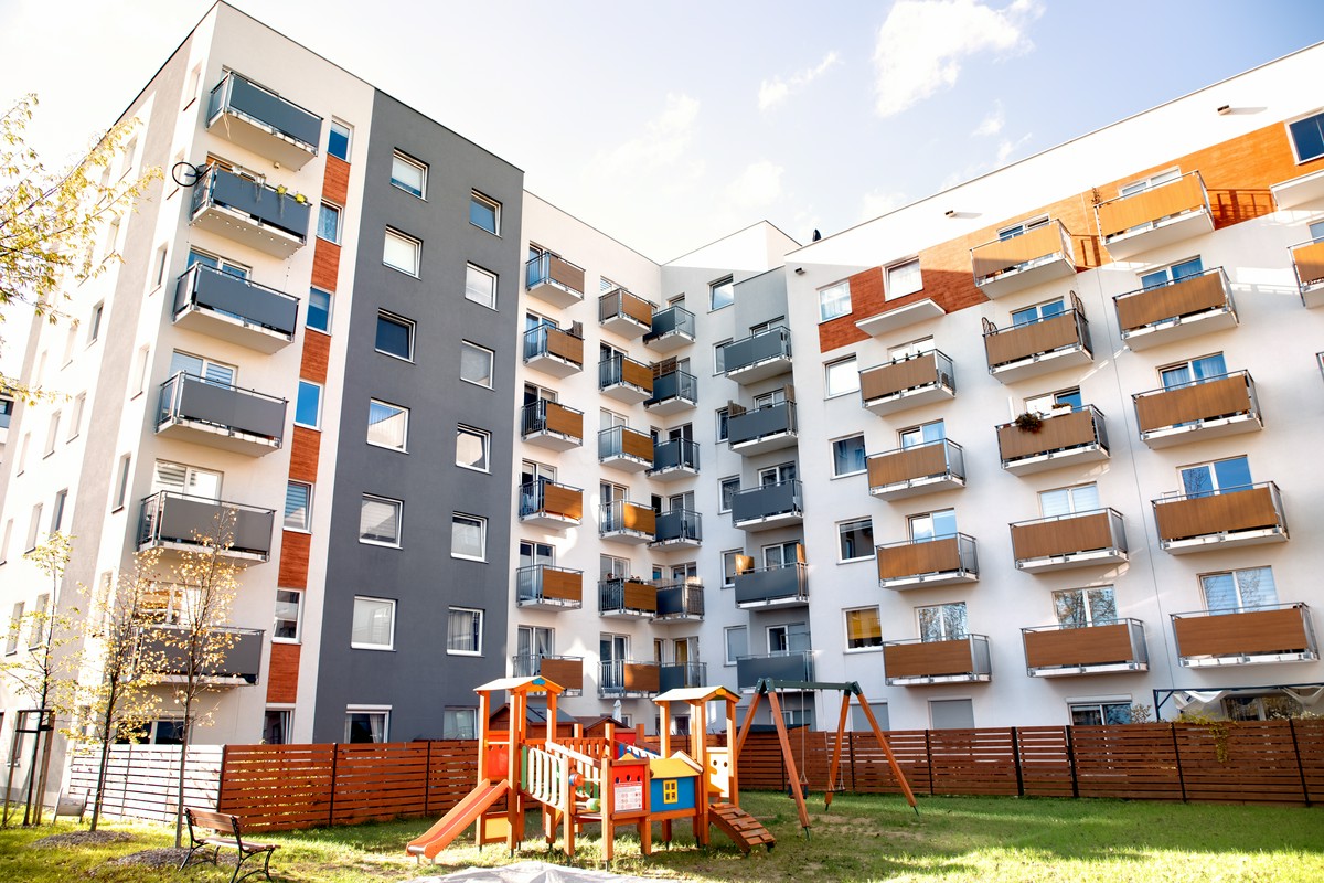 Mieszkanie na parterze vs na wyższych piętrach – gdzie mieszka się wygodniej?